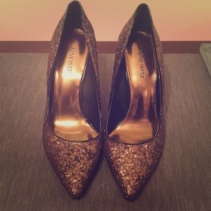 Sequined pumps